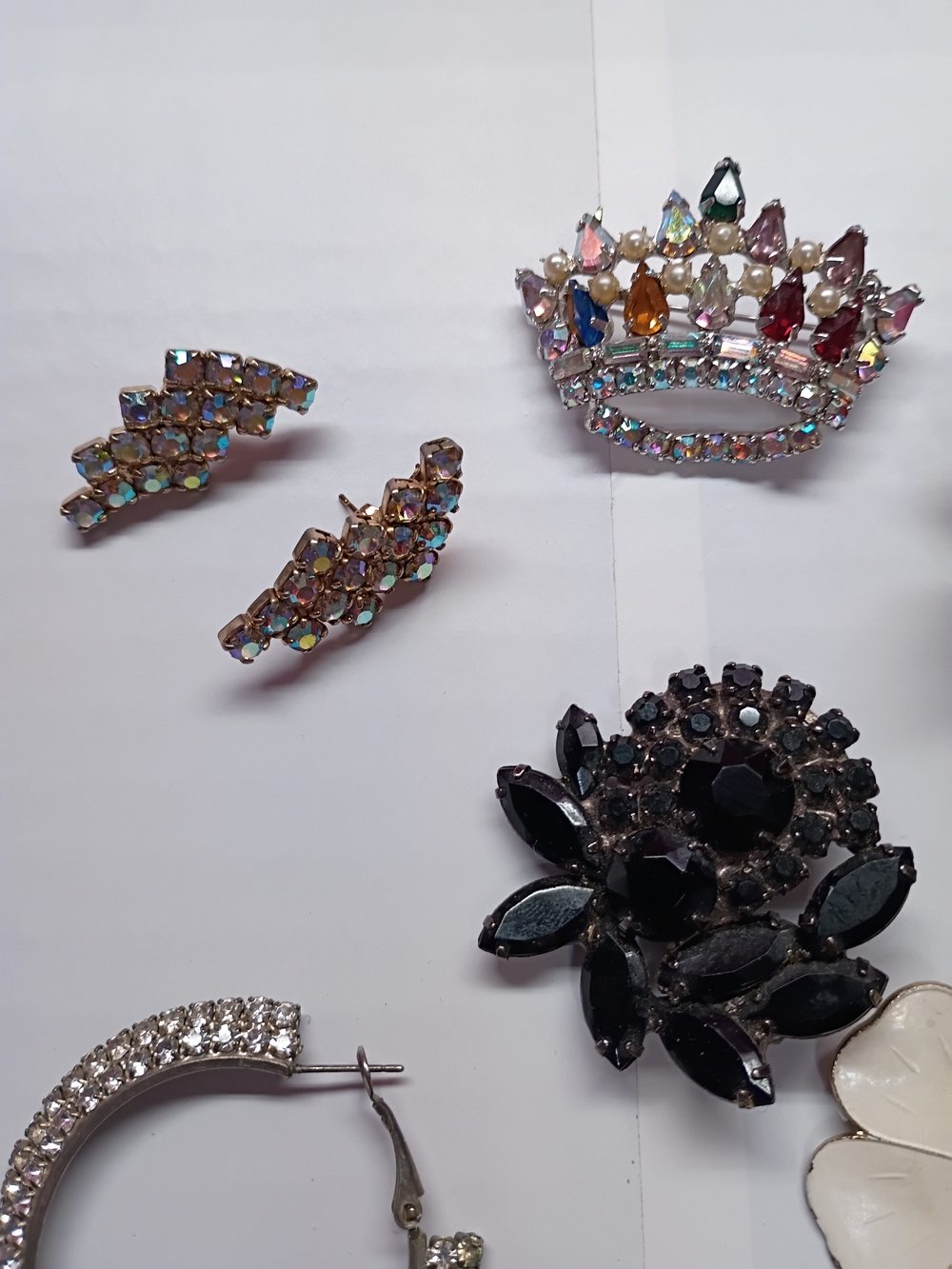 8 Pieces Of Vintage Jewelry Broach And Earrings - Picture 3 of 9